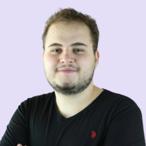 cream background, Emirhan Sezen profile photo, shopify dropshipping expert, ecommerce product research trainer, storelister winning products